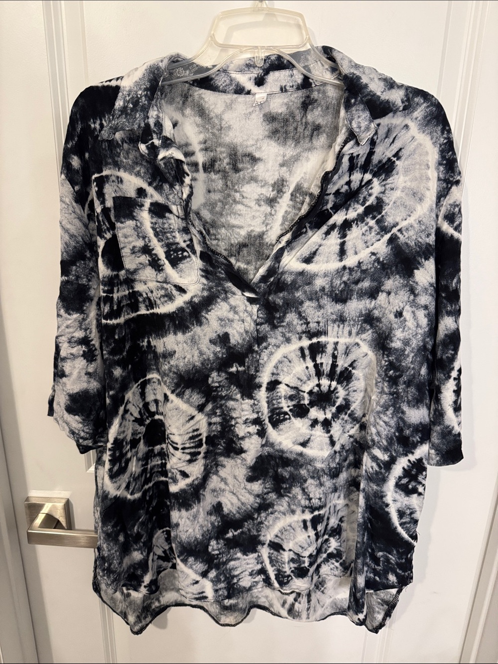 Black & White Tie-Dye V-Neck Blouse